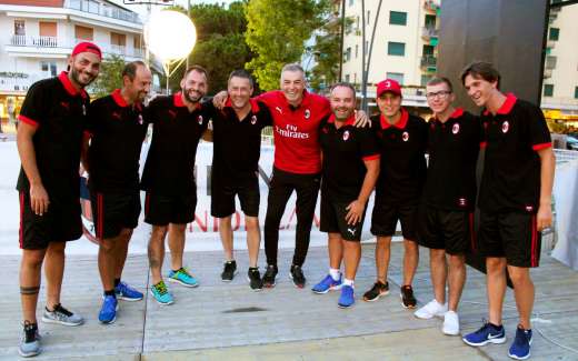 L'allentore Diego Bortoluzzi, supervisore al Milan Junior Camp, con otto tecnici dello staff di Sporteventi