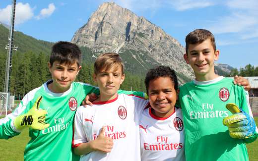 Quattro ragazzi all'AC Milan Junior Camp di Cortina d'Ampezzo