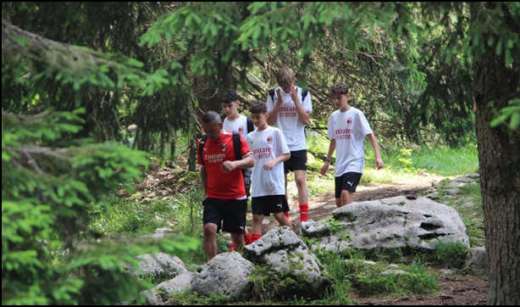 Ragazzi del Milan Junior Camp nei sentieri di montagna dell'Altopiano di Asiago