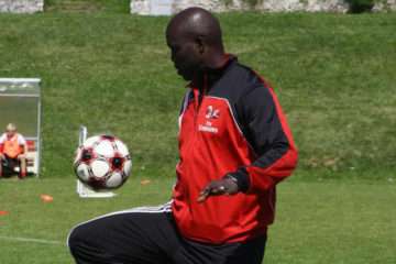 George Weah, AC Milan special guest, dribble with the ball